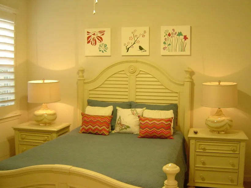 Guest bedroom with queen sized bed