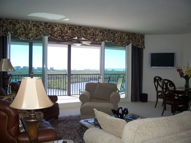 SPACIOUS LIVING ROOM WITH A GREAT VIEW.