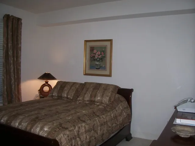 GUEST ROOM WITH QUEEN BED