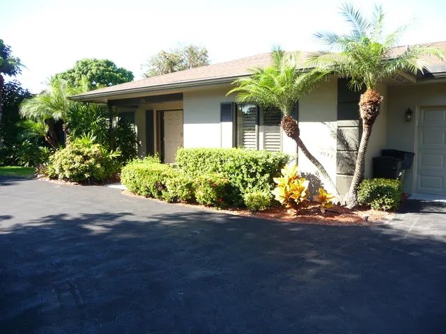 Beautiful, contemporary Florida home in the Moorings in beautiful Naples.