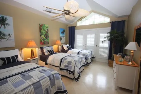 GUEST BEDROOM 1 - 3 TWIN BEDS