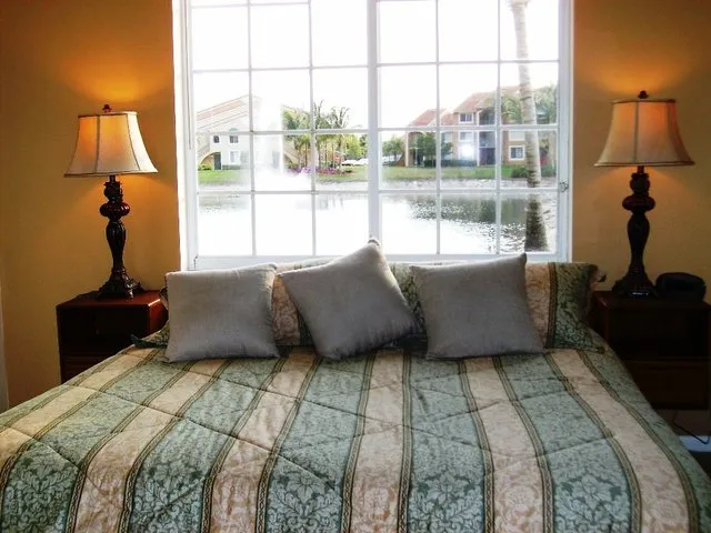 Masterbedroom with King bed overlooks lake and water fountains!