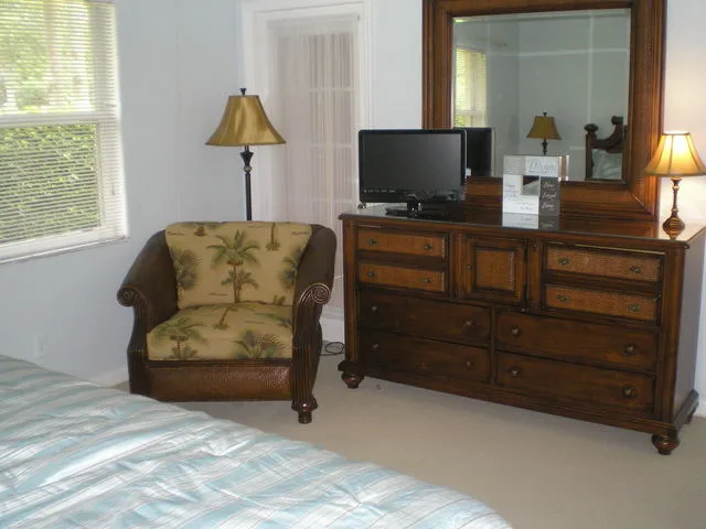 Bureau, TV and sitting area in master bedroom
