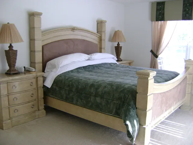 Second master bedroom with king size bed & ensuite facilities.