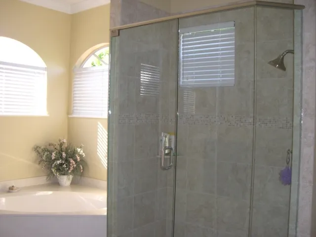 2nd Bathroom tub & shower