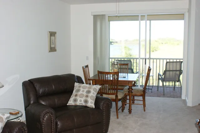 Longer You Stay Less You Pay - Sterling Oaks Condo photo 2